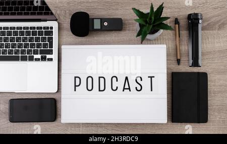 concept de podcast et de blogging - flat lay avec visionneuse avec mot de podcast et équipement pour l'enregistrement de contenu audio Banque D'Images