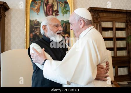 Vatican, Vatican.30 octobre 2021.Italie, Rome, Vatican, 2021/10/30.le pape François reçoit au Vatican M. Narendra Modi Premier ministre de l'Inde.Photographie par les médias du Vatican/presse catholique photo .LIMITÉ À UNE UTILISATION ÉDITORIALE - PAS DE MARKETING - PAS DE CAMPAGNES PUBLICITAIRES.Crédit : Agence photo indépendante/Alamy Live News Banque D'Images