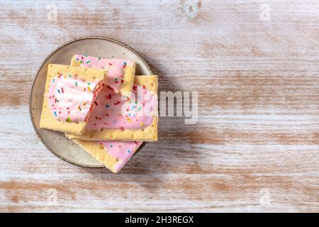 Tartes pop aux fraises, prises en hauteur sur fond de bois Banque D'Images