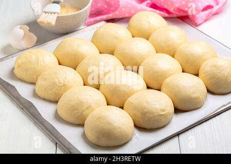 Pains de levure sucrés avant la cuisson. Banque D'Images