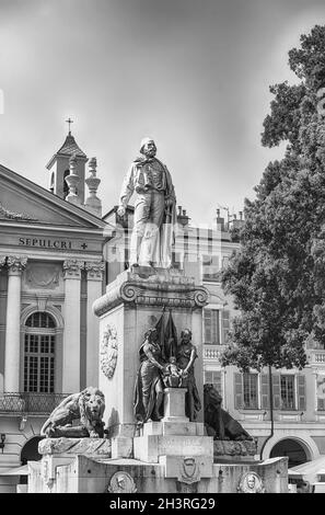 Statue de Garibaldi, sur la place du même nom, Nice, Côte d'Azur, France. Giuseppe Garibaldi, né à Nice en 1807, était un héros de l'onu italienne Banque D'Images