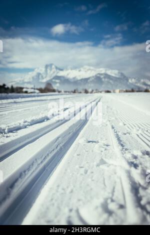 Ski de fond en Autriche : pente, neige poudreuse blanche fraîche et montagnes, arrière-plan flou Banque D'Images