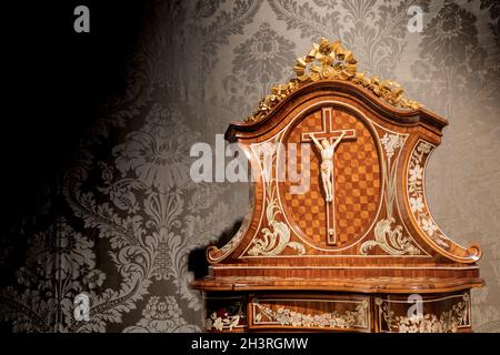 Vieux crucifix en bois et ivoire.Jésus Christ symbole de la résurrection et de la vie après la mort. Banque D'Images