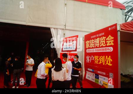 La 21e exposition de décoration à la maison de Shenzhen a eu lieu au Shenzhen Bay Sports Center, et beaucoup de gens ont assisté et commandé Banque D'Images