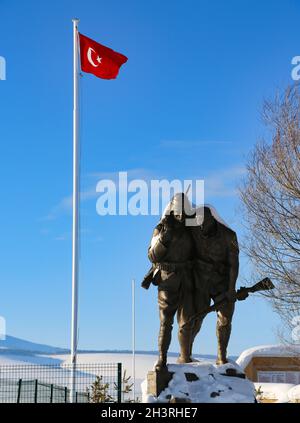 Monument du martyre de Sarikamis à Sarikamis avec drapeau turc, statue de soldat. Banque D'Images