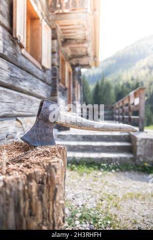 Obtenir du bois pour le feu: ax attaché à un tronc d'arbre Banque D'Images