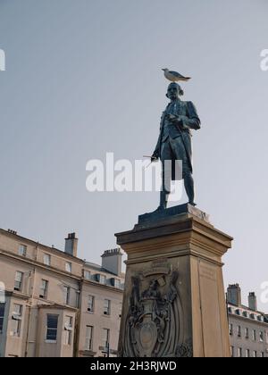 La statue du mémorial du capitaine James Cook (1728-1779) avec un mouette sur la tête à Whitby, dans le North Yorkshire, en Angleterre Banque D'Images