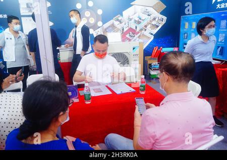 La 21e exposition de décoration à la maison de Shenzhen a eu lieu au Shenzhen Bay Sports Center, et beaucoup de gens ont assisté et commandé Banque D'Images