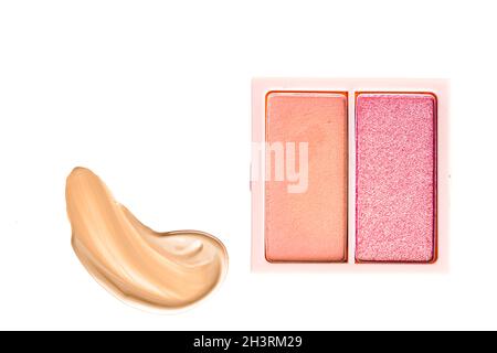 Palette de maquillage en poudre pour ombre à paupières ou fard à joues comme une couche plate, un frottis cosmétique rose et orange, un fard à paupières et un brillant à lèvres isolés sur du blanc Banque D'Images