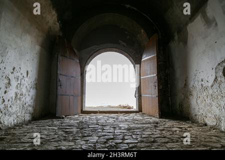 La grande porte en bois du bastion d'Erzurum Aziziye. Banque D'Images