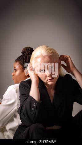 Deux amies à la peau noire et une femme albinos ensemble Banque D'Images