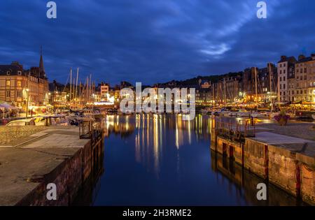 Honfleur, France - 28 juillet 2021 : scène de l'heure bleue au port historique de Honfleur, commune française du Calvados Banque D'Images