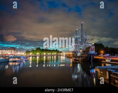 Honfleur, France - 28 juillet 2021 : vue nocturne pittoresque sur le port Honfleur en Normandie, dans les belles couleurs d'une heure bleue Banque D'Images