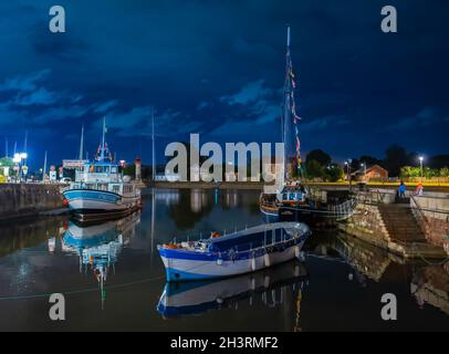 Honfleur, France - 28 juillet 2021 : scène de l'heure bleue au port historique de Honfleur, commune française du Calvados Banque D'Images