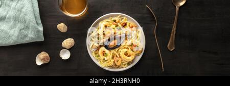 Panorama sur les pâtes de fruits de mer.Tagliolini aux moules, crevettes, palourdes et calmars Banque D'Images