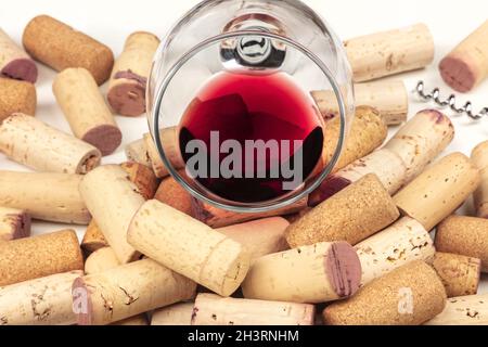 Une photo en gros plan d'un verre de vin rouge avec des bouchons Banque D'Images