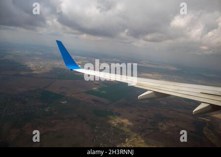 Vue sur l'atterrissage en avion à réaction à l'aéroport par mauvais temps. Concept de voyage et de transport aérien. Banque D'Images