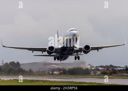 Aéroport de Londres Southend, Essex, Royaume-Uni.30 octobre 2021.Ryanair effectue ses derniers vols depuis l'aéroport de Southend après avoir annoncé le retrait de son avion, ce qui représente un énorme coup pour l'aéroport ayant déjà perdu easyJet et un certain nombre d'autres compagnies aériennes.La perte de Ryanair va laisser l'aéroport sans vol de passagers malgré l'énorme investissement dans l'expansion, y compris de nouveaux terminaux, qui seront maintenant vides.Le vol FR2184 à 11:05 au départ d'Alicante en Espagne est le dernier à cette destination Banque D'Images