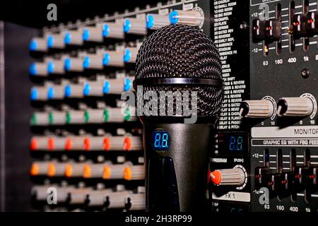 Amplificateur, mélangeur et microphone pour chanter des chansons karaoké Banque D'Images