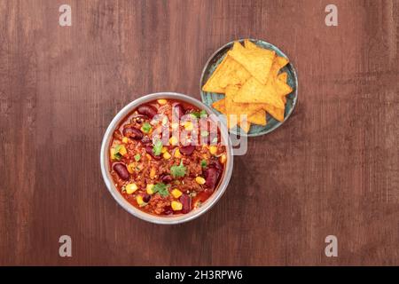 Chili con carne, plat traditionnel Mexicain, photo prise à la verticale avec des croustilles et copy space Banque D'Images