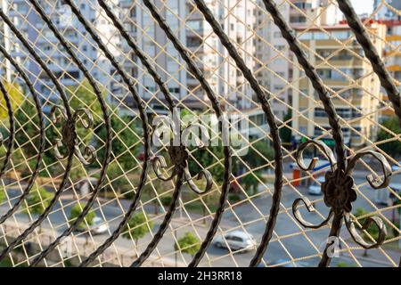 Les balustrades en fer et les filets en mesh résistants protègent les enfants et les animaux de compagnie contre les chutes du balcon. Banque D'Images