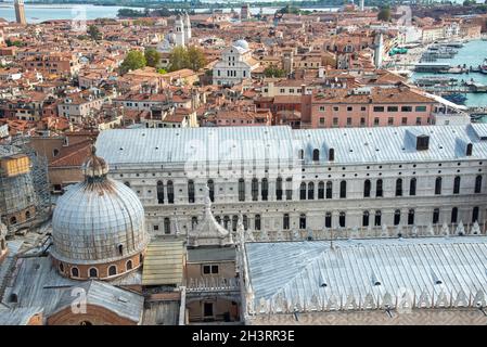 Vue aérienne des dômes de la basilique sur la place Saint-Marc et les toits de Venise, Italie Banque D'Images