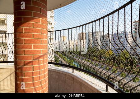 Les balustrades en fer et les filets en mesh résistants protègent les enfants et les animaux de compagnie contre les chutes du balcon. Banque D'Images