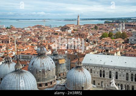 Vue aérienne des dômes de la basilique sur la place Saint-Marc et les toits de Venise, Italie Banque D'Images