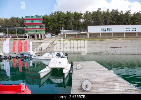 Centre de formation de l'équipe d'aviron de l'Université Cukurova à Adana, dans le sud de la Turquie. Banque D'Images