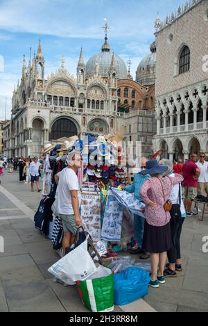 Boutiques de souvenirs et Palazzo Ducale sur la place Saint-Marc à Venise, Italie Banque D'Images
