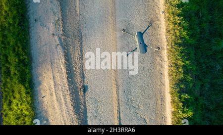 Drone aérien cliché d'un quadcopter Drone avec appareil photo numérique, technologie moderne, concept UAV.Un drone survolant des champs et une route Banque D'Images