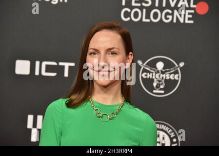 27 octobre 2021, Rhénanie-du-Nord-Westphalie, Cologne: L'actrice Katharina Schüttler vient à la projection du film le futur est une place Lonely au Festival du film de Cologne.Photo: Horst Galuschka/dpa Banque D'Images