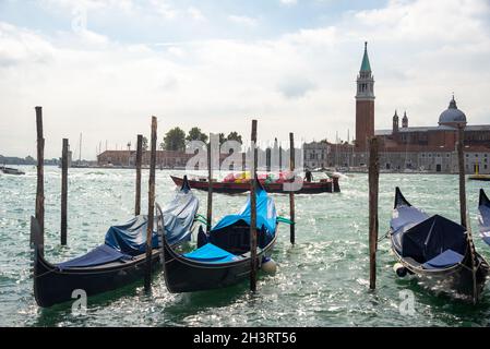 Gondoles et île de Saint Giorgio Maggiore à l'arrière, Venise, Italie Banque D'Images