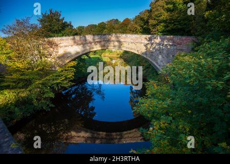 Pont de Twizel traversant la rivière jusqu'à ce qu'il soit construit en 1511 deux ans avant la bataille de Flodden, utilisé par les deux armées en amont de la bataille. Banque D'Images