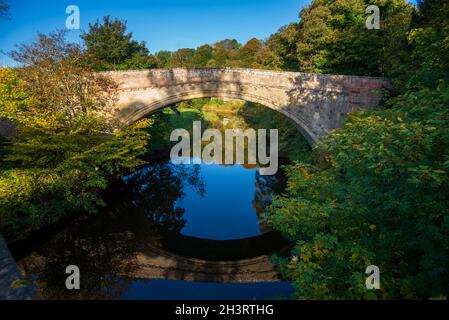 Pont de Twizel traversant la rivière jusqu'à ce qu'il soit construit en 1511 deux ans avant la bataille de Flodden, utilisé par les deux armées en amont de la bataille. Banque D'Images