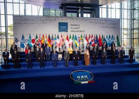 Rome, Italie.30 octobre 2021.Le Premier ministre italien Mario Draghi (front C) se présente aux dirigeants du monde entier lorsqu'ils se réunissent pour la photo de famille officielle le premier jour du sommet des dirigeants mondiaux du G20 à Rome.Credit: Oliver Weiken/dpa/Alay Live News Banque D'Images