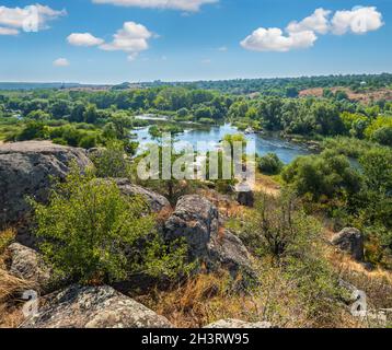 Été Pivdennyi Buh (Bug du Sud) rivière à Myhiya, région de Mykolayiv, Ukraine. Paysage de la rivière avec côte rocheuse. Banque D'Images