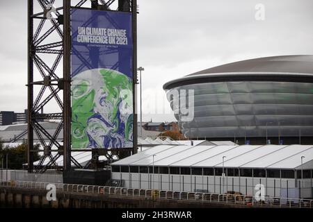 Glasgow, Royaume-Uni.Extérieur des lieux de la 26e Conférence des Nations Unies sur les changements climatiques, connue sous le nom de COP26, à Glasgow, au Royaume-Uni, le 30 octobre 2021.Crédit photo : Jeremy Sutton-Hibbert/Alay Live News. Banque D'Images