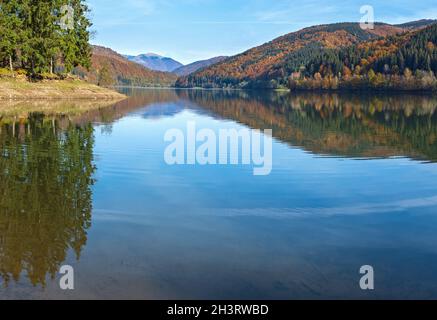 Réservoir d'eau de Vilshany sur le fleuve Tereblya, Transcarpathia, Ukraine.Lac pittoresque avec reflet des nuages.Superbe hôtel Banque D'Images