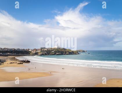 La belle ville de vacances de surf de Newquay en Cornouailles Angleterre.Mer bleue avec des surfeurs dans l'eau, bords de falaise et jour d'été ensoleillé. Banque D'Images