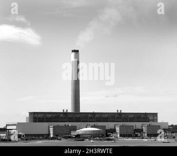 Vue historique de la centrale électrique de Fawley, vue depuis Calshot Spit, New Forest, Hampshire, Angleterre, Royaume-Uni Banque D'Images