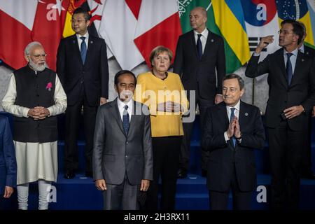 Rome, Italie.30 octobre 2021.La chancelière allemande Angela Merkel est aux mains des dirigeants mondiaux pour la photo officielle de la famille le premier jour du sommet des dirigeants mondiaux du G20 au Centre de congrès de Rome (la Nuvola).Credit: Oliver Weiken/dpa/Alay Live News Banque D'Images