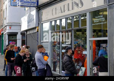 Bristol, Royaume-Uni.30 octobre 2021.Les clients font la queue pour les costumes et les gâteries d'Halloween à l'extérieur de la boutique de costumes Chaplins dans le centre-ville de Bristol.Crédit : JMF News/Alay Live News Banque D'Images