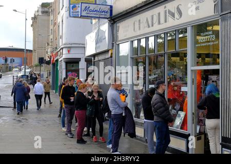 Bristol, Royaume-Uni.30 octobre 2021.Les clients font la queue pour les costumes et les gâteries d'Halloween à l'extérieur de la boutique de costumes Chaplins dans le centre-ville de Bristol.Crédit : JMF News/Alay Live News Banque D'Images