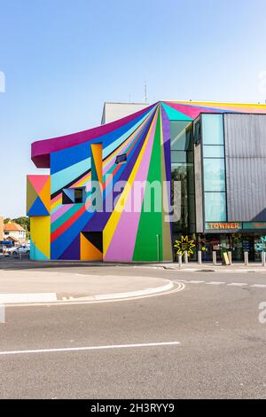 Façade multicolore de la galerie d'art et du cinéma Towner à Eastbourne East Sussex par l'artiste allemand Lothar Gotz Banque D'Images