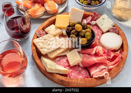 Charcuterie et plateau de fromages avec vin et olives.Antipasti italiens Banque D'Images