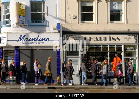 Bristol, Royaume-Uni.30 octobre 2021.Les clients font la queue pour les costumes et les gâteries d'Halloween à l'extérieur de la boutique de costumes Chaplins dans le centre-ville de Bristol.Crédit : JMF News/Alay Live News Banque D'Images