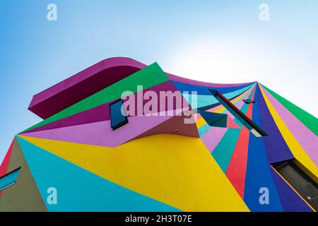 Façade multicolore de la galerie d'art et du cinéma Towner à Eastbourne East Sussex par l'artiste allemand Lothar Gotz Banque D'Images