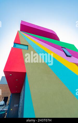 Façade multicolore de la galerie d'art et du cinéma Towner à Eastbourne East Sussex par l'artiste allemand Lothar Gotz Banque D'Images