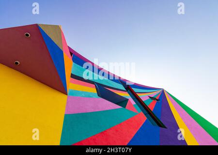 Façade multicolore de la galerie d'art et du cinéma Towner à Eastbourne East Sussex par l'artiste allemand Lothar Gotz Banque D'Images